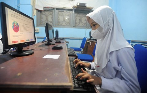 FOTO: Wajah Serius Siswa SD Ikuti Asesmen Nasional Berbasis Komputer