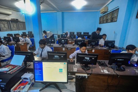 FOTO: Wajah Serius Siswa SD Ikuti Asesmen Nasional Berbasis Komputer