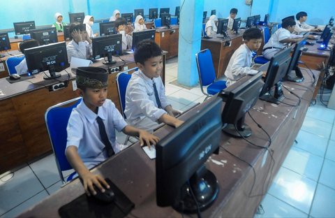 FOTO: Wajah Serius Siswa SD Ikuti Asesmen Nasional Berbasis Komputer