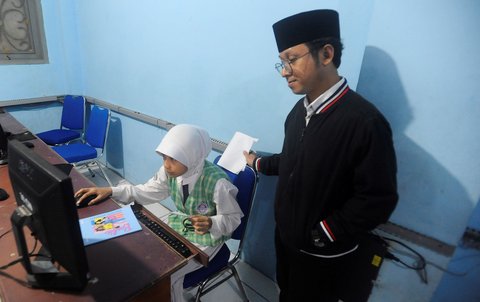 FOTO: Wajah Serius Siswa SD Ikuti Asesmen Nasional Berbasis Komputer