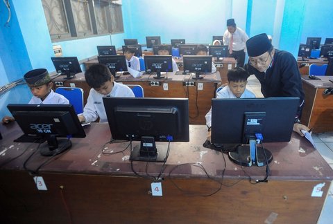 FOTO: Wajah Serius Siswa SD Ikuti Asesmen Nasional Berbasis Komputer