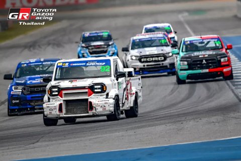 Toyota Hilux Champ berkompetisi di event Super Pickup Thailand.