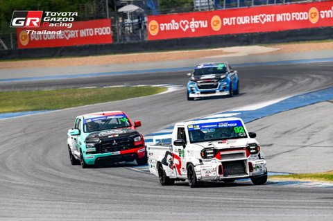 Toyota Hilux Champ berkompetisi di event Super Pickup Thailand.