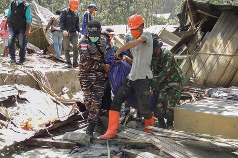 FOTO: Potret Pilu Satu Keluarga Tewas Tertimbun Reruntuhan Akibat Letusan Gunung Lewotobi Laki-Laki