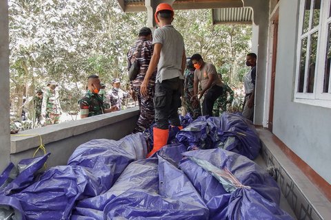 FOTO: Potret Pilu Satu Keluarga Tewas Tertimbun Reruntuhan Akibat Letusan Gunung Lewotobi Laki-Laki