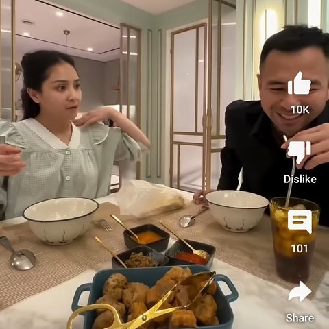 Potret Raffi Ahmad & Nagita Slavina Ngobrol Santai Sambil Makan Telur Gulung dan Bakso Buat Netizen Terpana