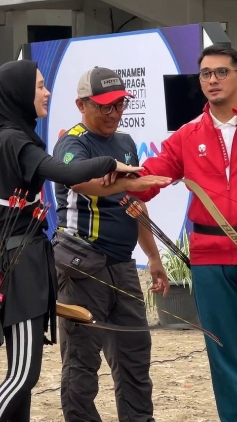 Saat akan melakukan yel-yel penyemangat tim bersama pelatih, tangan Inara awalnya berada agak jauh. Namun, setelah tertawa mendengar ucapan Ricky Harun, ia mulai mendekatkan tangannya di atas tangan Ricky.<br><br>