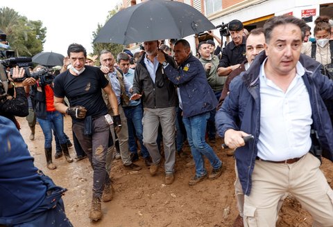 FOTO: Momen Raja Spanyol Dilempari Lumpur dan Diteriaki 'Pembunuh' Kunjungi Korban Banjir di Valencia