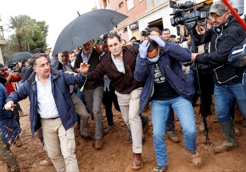 FOTO: Momen Raja Spanyol Dilempari Lumpur dan Diteriaki 'Pembunuh' Kunjungi Korban Banjir di Valencia