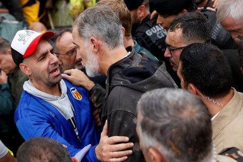 FOTO: Momen Raja Spanyol Dilempari Lumpur dan Diteriaki 'Pembunuh' Kunjungi Korban Banjir di Valencia