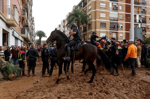 FOTO: Momen Raja Spanyol Dilempari Lumpur dan Diteriaki 'Pembunuh' Kunjungi Korban Banjir di Valencia