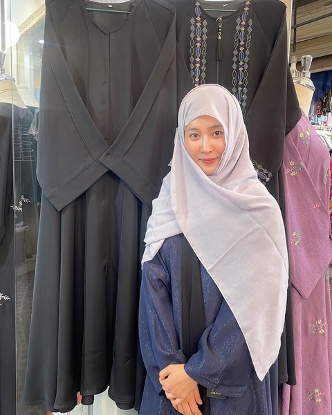 Yuri SNSD Tampil Pakai Jilbab di Arab Saudi, Netizen Gemes Mau Benerin Jilbabnya