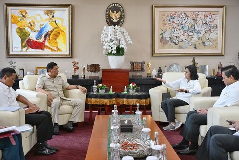 Senyum Semringah Sri Mulyani Dihadiahi Foto Spesial