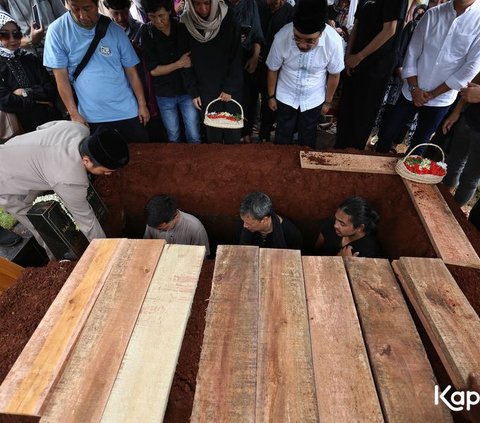 9 Foto Pemakaman Dina Mariana Dipenuhi Tangisan Keluarga, Ezra Mandira Mengucapkan Selamat Jalan kepada Ibu Tercinta