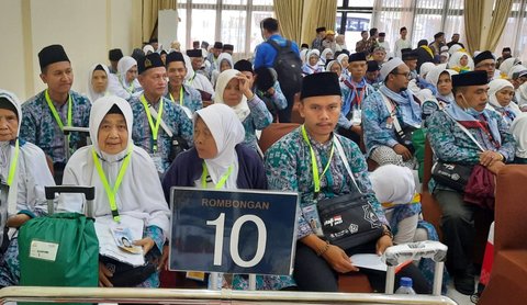 Tahun ini tema ramah jemaah haji lansia masih dipertahankan pemerintah. Kehadiran petugas haji yang cekatan mampu membantu jemaah haji lansia selama menjalankan ibadah haji di Mekkah. (Liputan6.com/Jayadi Supriadin)