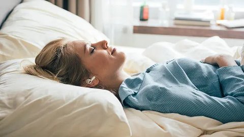 Ilustrasi seseorang mendengarkan musik sebelum tidur. (Sumber: Unsplash)