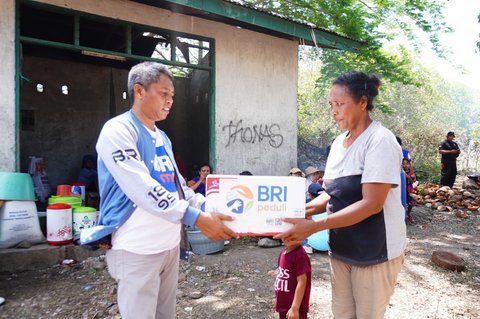 FOTO: Bantuan Tanggap Bencana, BRI Bantu Korban Terdampak Erupsi Gunung Lewotobi Laki Laki