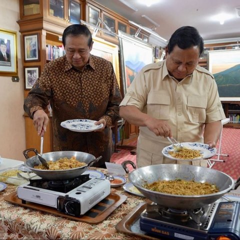 Satu Payung Berdua, Ini Momen Hangat Prabowo Bertemu SBY di Cikeas sambil Santap Makanan Spesial