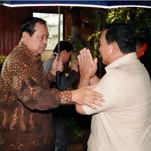 Satu Payung Berdua, Ini Momen Hangat Prabowo Bertemu SBY di Cikeas sambil Santap Makanan Spesial