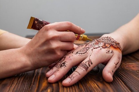 Rahasia Bikin Tato Henna yang Aman, Tangan dan Kaki Jadi Lebih Cantik dan Indah