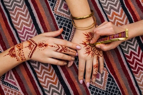 Rahasia Bikin Tato Henna yang Aman, Tangan dan Kaki Jadi Lebih Cantik dan Indah