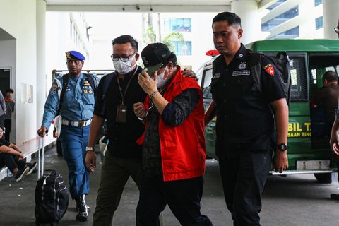 FOTO: Ekspresi Tiga Hakim Tersangka Suap Vonis Bebas Ronald Tannur Tiba di Kejagung, Kompak Tutupi Wajah