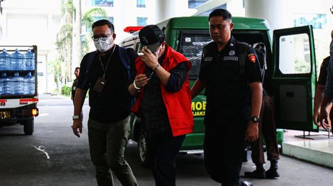 FOTO: Ekspresi Tiga Hakim Tersangka Suap Vonis Bebas Ronald Tannur Tiba di Kejagung, Kompak Tutupi Wajah