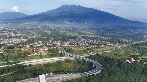 FOTO: Melihat Keindahan Tol Bocimi Berpadu Cantiknya Gunung Salak