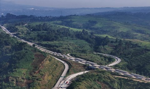 FOTO: Melihat Keindahan Tol Bocimi Berpadu Cantiknya Gunung Salak