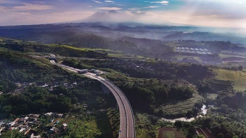 FOTO: Melihat Keindahan Tol Bocimi Berpadu Cantiknya Gunung Salak