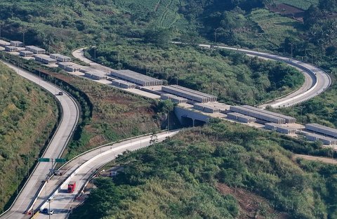 FOTO: Melihat Keindahan Tol Bocimi Berpadu Cantiknya Gunung Salak