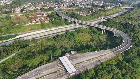 FOTO: Melihat Keindahan Tol Bocimi Berpadu Cantiknya Gunung Salak