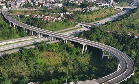 Keindahan Tol Bocimi dengan latar belakang Gunung Salak.