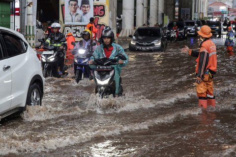 FOTO: Banjir Rendam Jalanan di Kawasan Cipulir usai Hujan Lebat Guyur Jakarta Sejak Siang