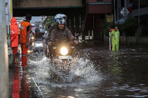 FOTO: Banjir Rendam Jalanan di Kawasan Cipulir usai Hujan Lebat Guyur Jakarta Sejak Siang