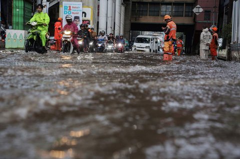 FOTO: Banjir Rendam Jalanan di Kawasan Cipulir usai Hujan Lebat Guyur Jakarta Sejak Siang