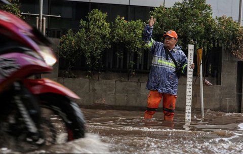 FOTO: Banjir Rendam Jalanan di Kawasan Cipulir usai Hujan Lebat Guyur Jakarta Sejak Siang