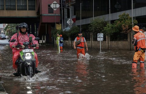 FOTO: Banjir Rendam Jalanan di Kawasan Cipulir usai Hujan Lebat Guyur Jakarta Sejak Siang