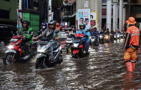 FOTO: Banjir Rendam Jalanan di Kawasan Cipulir usai Hujan Lebat Guyur Jakarta Sejak Siang