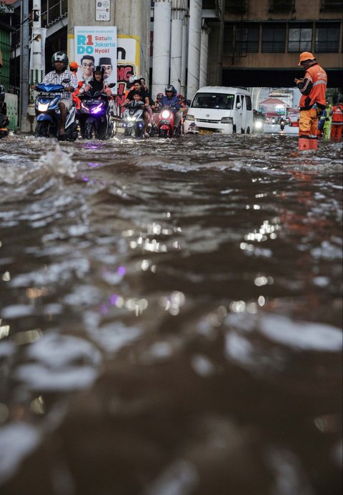 FOTO: Banjir Rendam Jalanan di Kawasan Cipulir usai Hujan Lebat Guyur Jakarta Sejak Siang