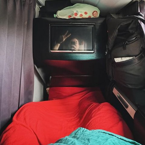 Potret Andrew White Naik Sleeper Bus 14 Jam dari Makassar ke Sorowako, Dijuluki Duta Bus & Bikin Salut