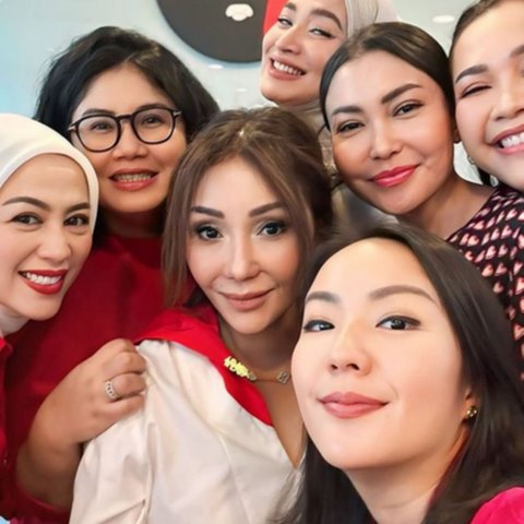 Jadi Istri Pejabat, Potret Shanty Istri Denny Cagur Cantik Menyala saat Kumpul Bareng Istri-istri Anggota DPR