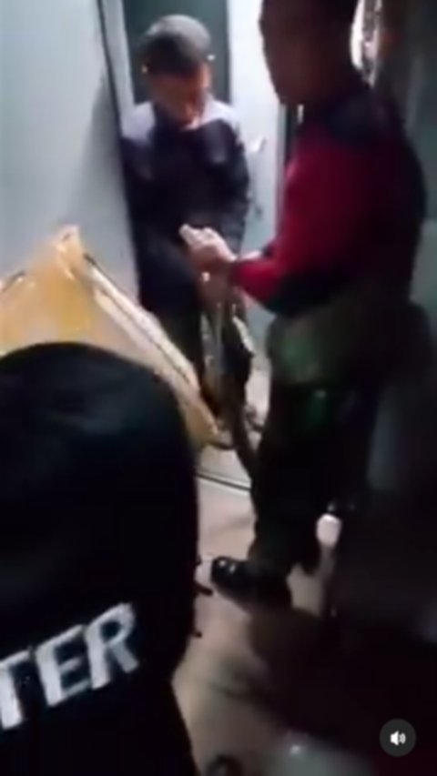 Ular Besar Bikin Satu Gerbong Kereta Api Panik & Ketakutan