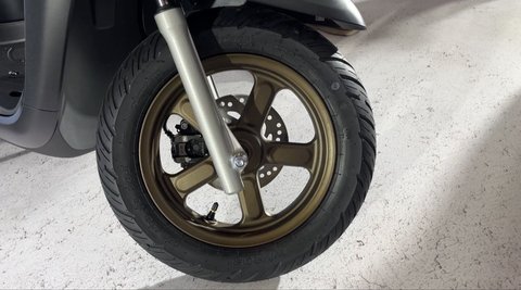 Sistem rem pada All New Honda Scoopy tetap menggunakan teknologi CBS.