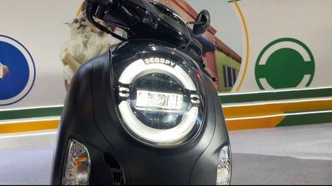 Lampu depan LED "Crystal Block" pada All New Honda Scoopy.