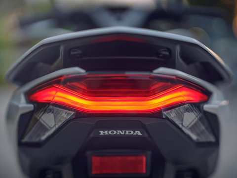Lampu belakang pada Honda PCX tahun 2025.