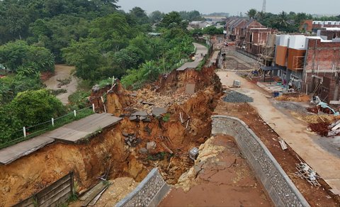 FOTO: Kondisi Terkini Jalan Penghubung Tangerang-Bogor Terputus Akibat Longsor 15 Meter