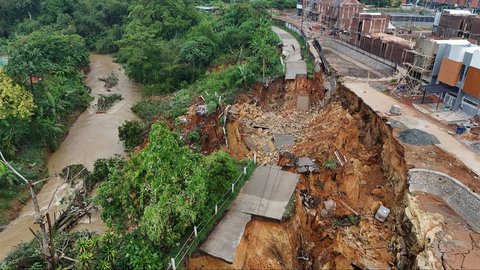 FOTO: Kondisi Terkini Jalan Penghubung Tangerang-Bogor Terputus Akibat Longsor 15 Meter