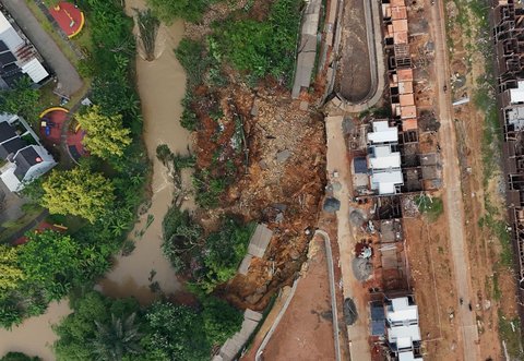 FOTO: Kondisi Terkini Jalan Penghubung Tangerang-Bogor Terputus Akibat Longsor 15 Meter