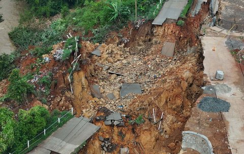 FOTO: Kondisi Terkini Jalan Penghubung Tangerang-Bogor Terputus Akibat Longsor 15 Meter